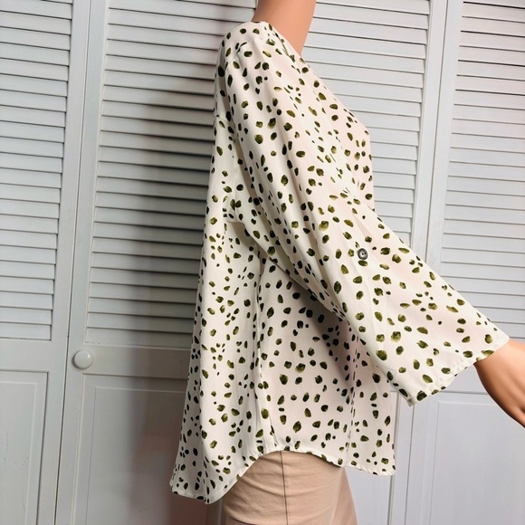 MAURICES White Green Spotted V-Neck Blouse Size XXL - Picture 3 of 8